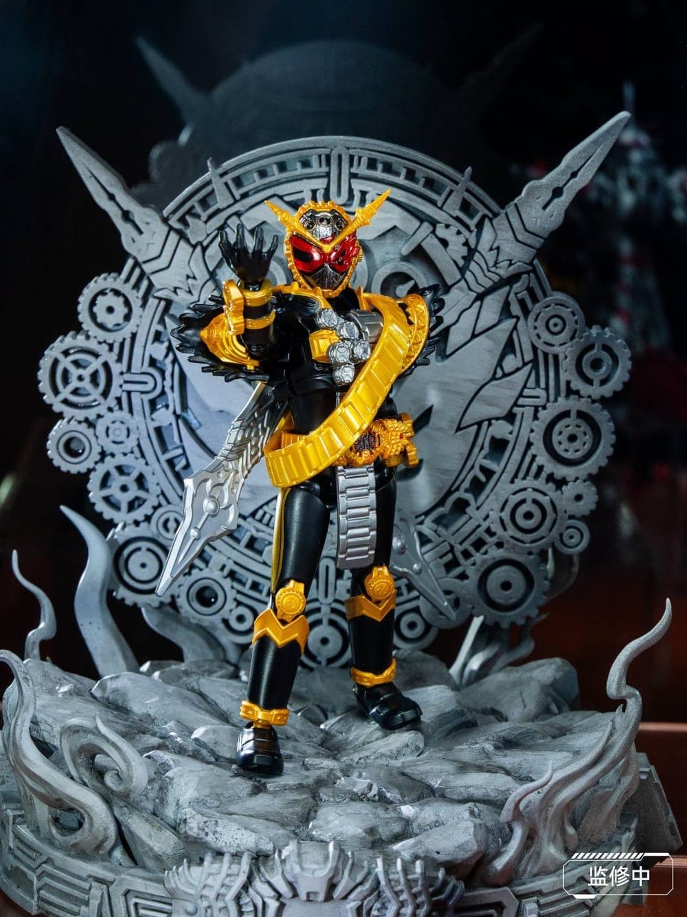 Blokees Kamen Rider Galaxy Version S 02 Ohma Zi-O di depan diorama roda gigi (diorama tidak dijual).