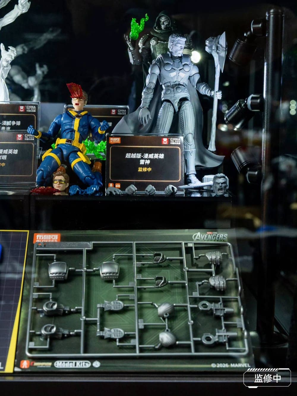 Etalase Blokees Marvel Champion Class Thor dan Cyclops dengan runner model kit