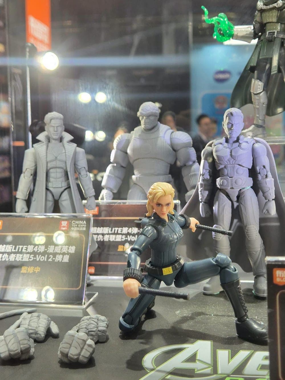 Blokees Champion Class Lite 04 Vol. 2 Gambit, The Thing, dan Thor di belakang Yelena