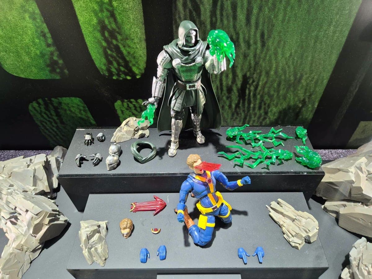 Aksesori dan efek bening Doctor Doom dan Cyclops dari Blokees di CTE 2026
