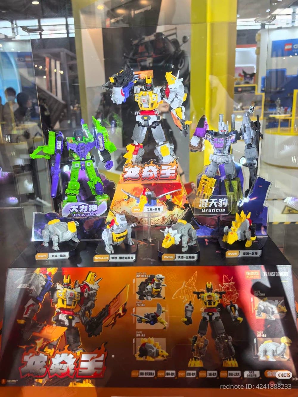 Suasana etalase Volcanicus, Devastator, dan Bruticus di booth Blokees CTE 2026.