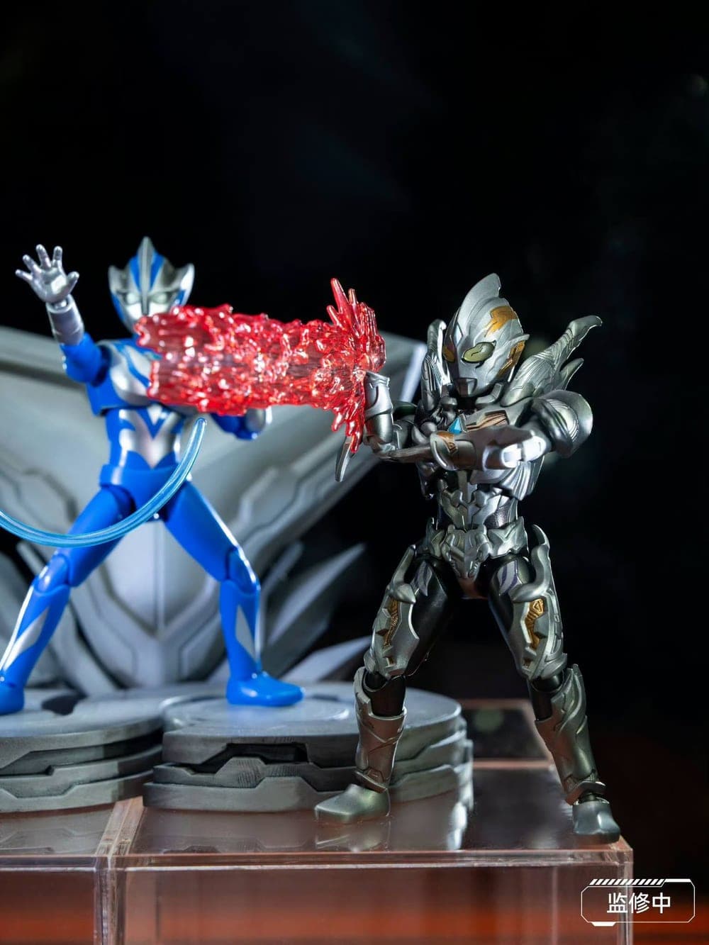 Blokees Ultraman Galaxy Version S 05 Trigger Dark dengan efek energi merah